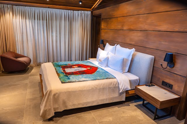A UOVA hotels & vacation rental site — Direct-booking CTA