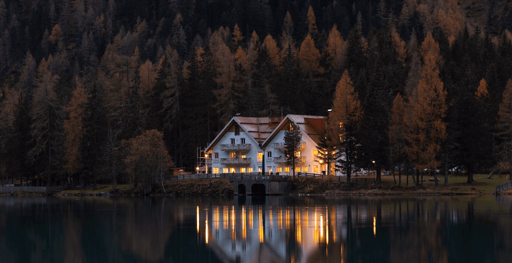 LAKESIDE MODERN ESCAPE